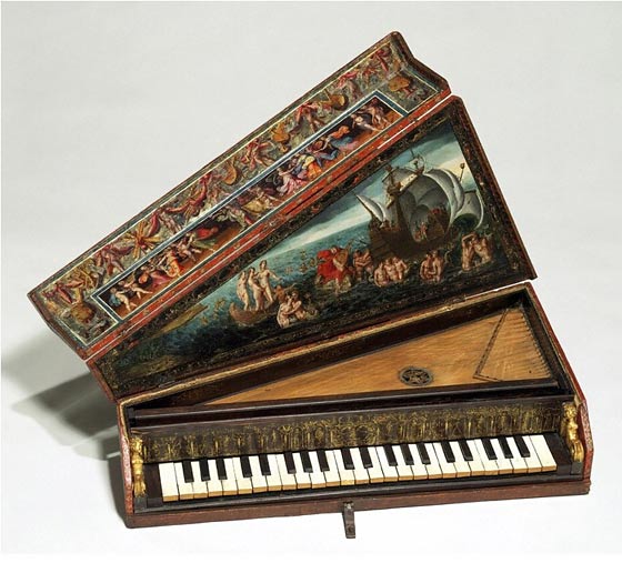 Original Ottavino Spinet with an outer decorated box, in the V&A museum (London)